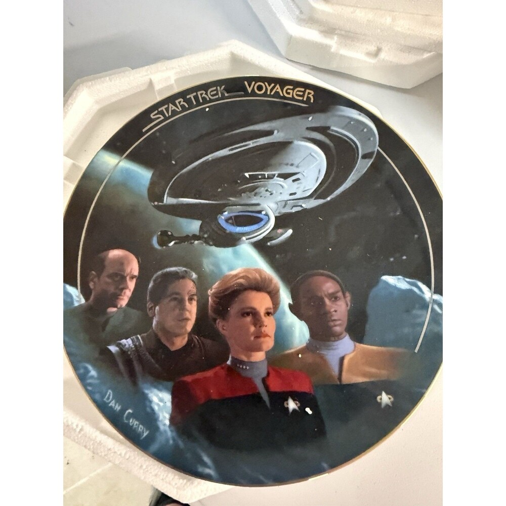 Star Trek Voyager Plate Collection The Voyage Begins By Dan Curry 8”   1996